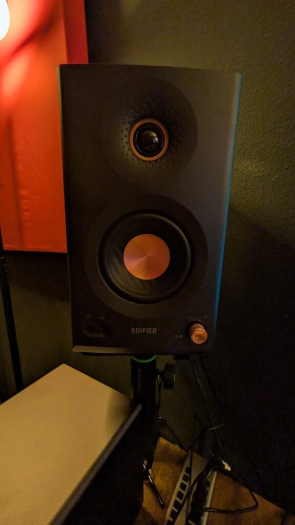 Edifier MR5 product view 2