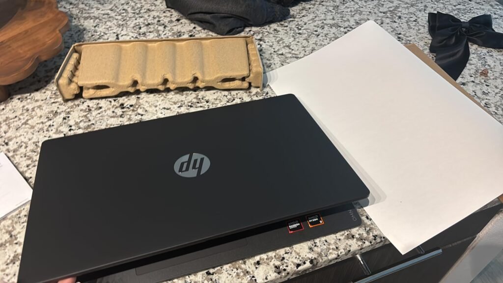 HP OmniBook 3 17.3 product view 2