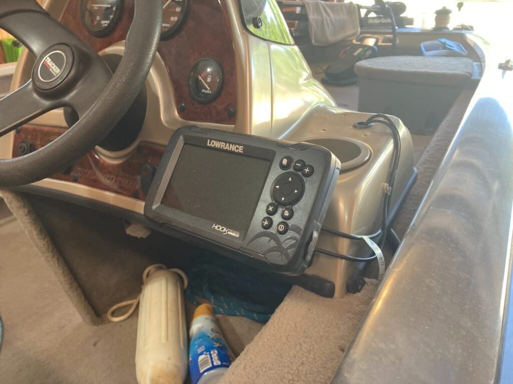 Lowrance HOOK Reveal 5 product view 1
