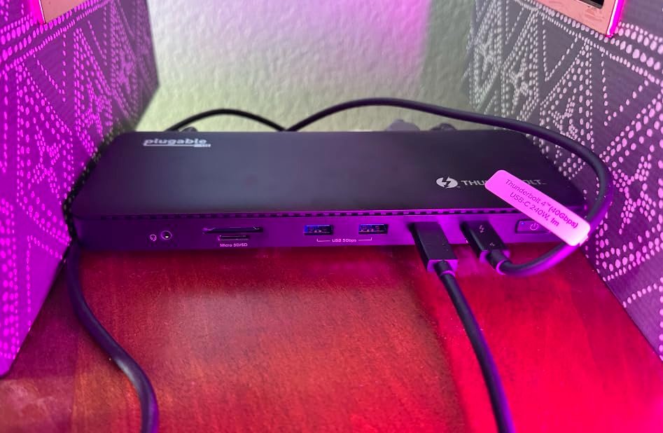 Plugable TBT4 Dual Monitor product view 1