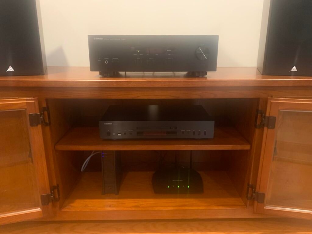 Yamaha CD-S303 product view 2