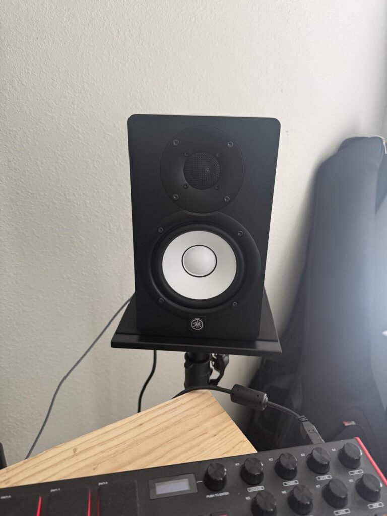 Yamaha HS5 product view 2