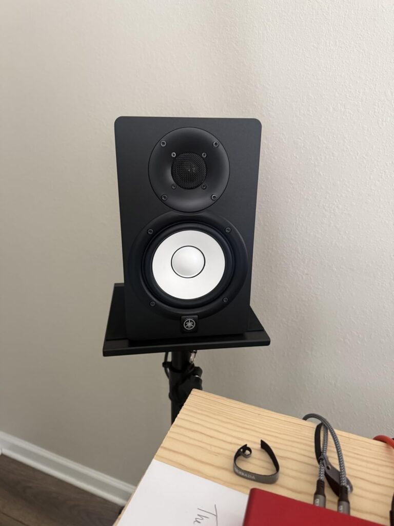 Yamaha HS5 product view 3